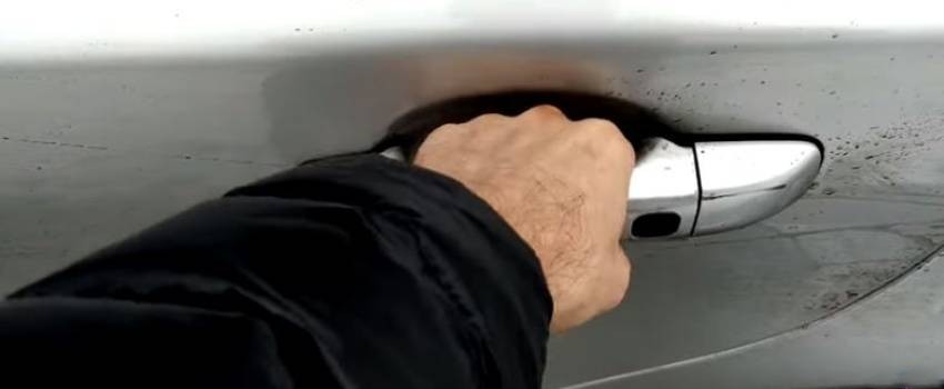 как открыть замершую дверь в машине